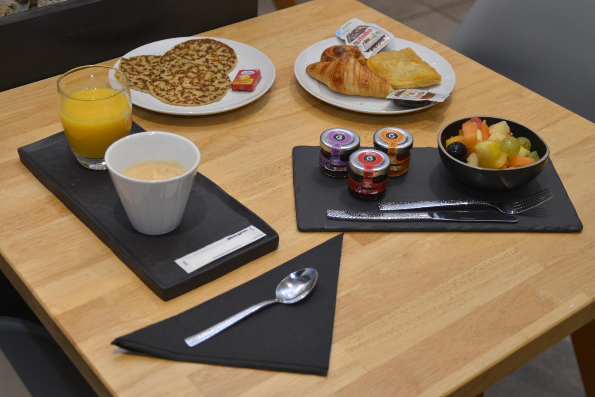 Logis Cris Hotel Et Restaurant, Lyon Sud-Est Corbas Экстерьер фото