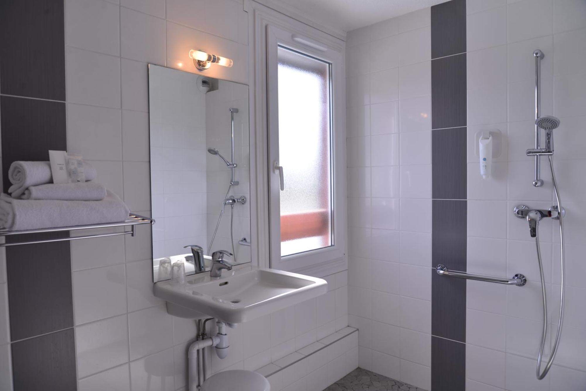 Logis Cris Hotel Et Restaurant, Lyon Sud-Est Corbas Экстерьер фото